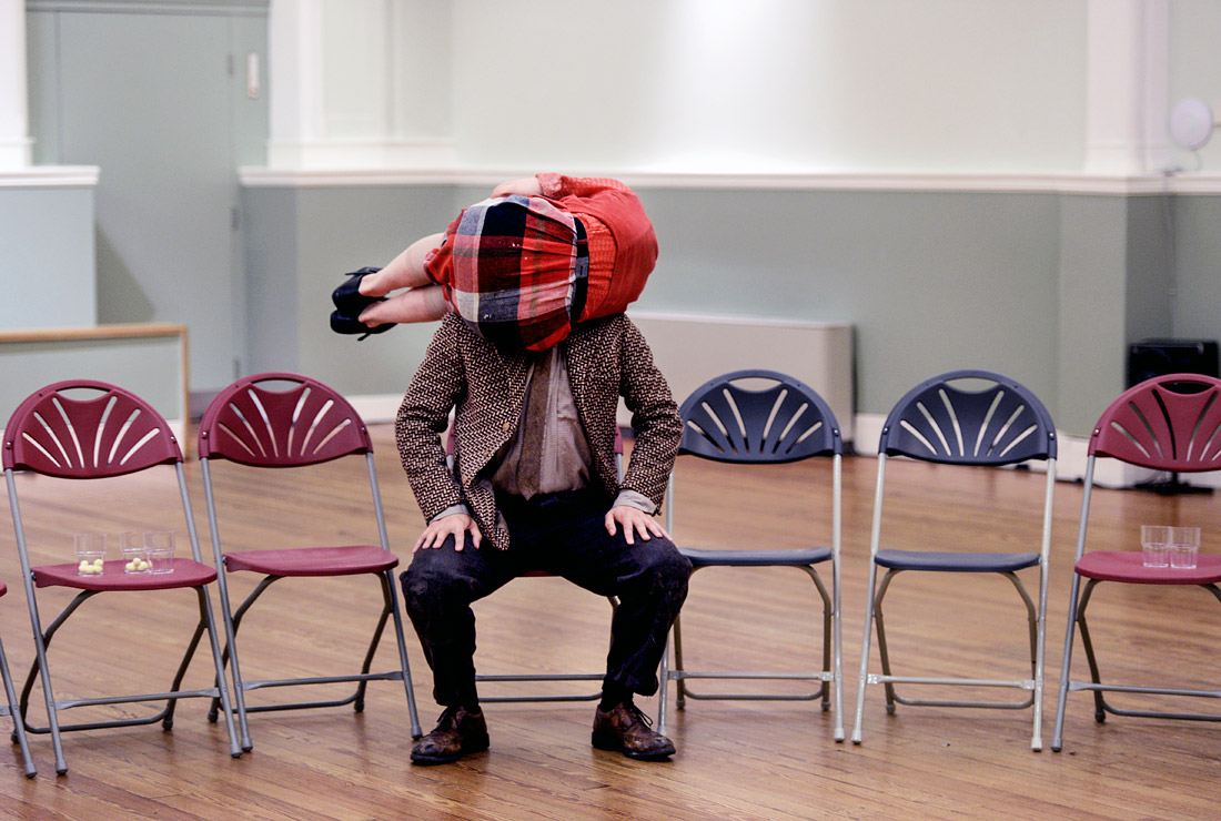 Артисты Эдди Лэдд и Гвин Эмбертон в постановке танцевальной драмы "Кейтлин", посвященной супруге валлийского поэта Дилана Томаса. Эдинбург, Шотландия.