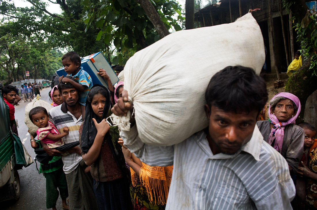 Мусульмане-рохинджа из Мьянмы, спасаясь от насилия, бегут в Бангладеш. По данным ООН около 87 тысяч человек бежали с начала обострения конфликта с 25 августа, унесшего жизни сотен человек.