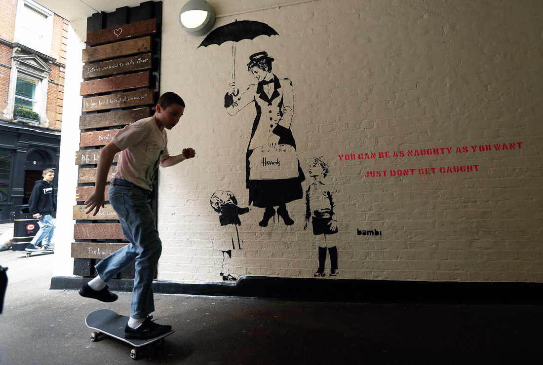 Граффити с изображением принцессы Дианы в образе Мэри Поппинс с принцем Джорджем и принцессой Шарлоттой появилось на одном из зданий в Лондоне