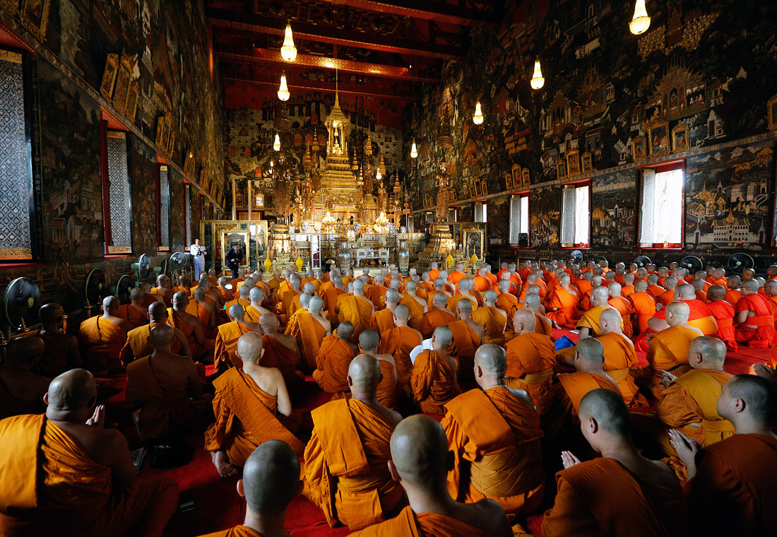 Сотни буддийских монахов собрались на коллективную молитву, посвященную усопшему королю Пхумипону Адульядету, в комплексе Королевского дворца в Бангкоке. В стране идет строительство Королевского погребального комплекса, где он будет кремирован, предположительно, в первую годовщину своей смерти.