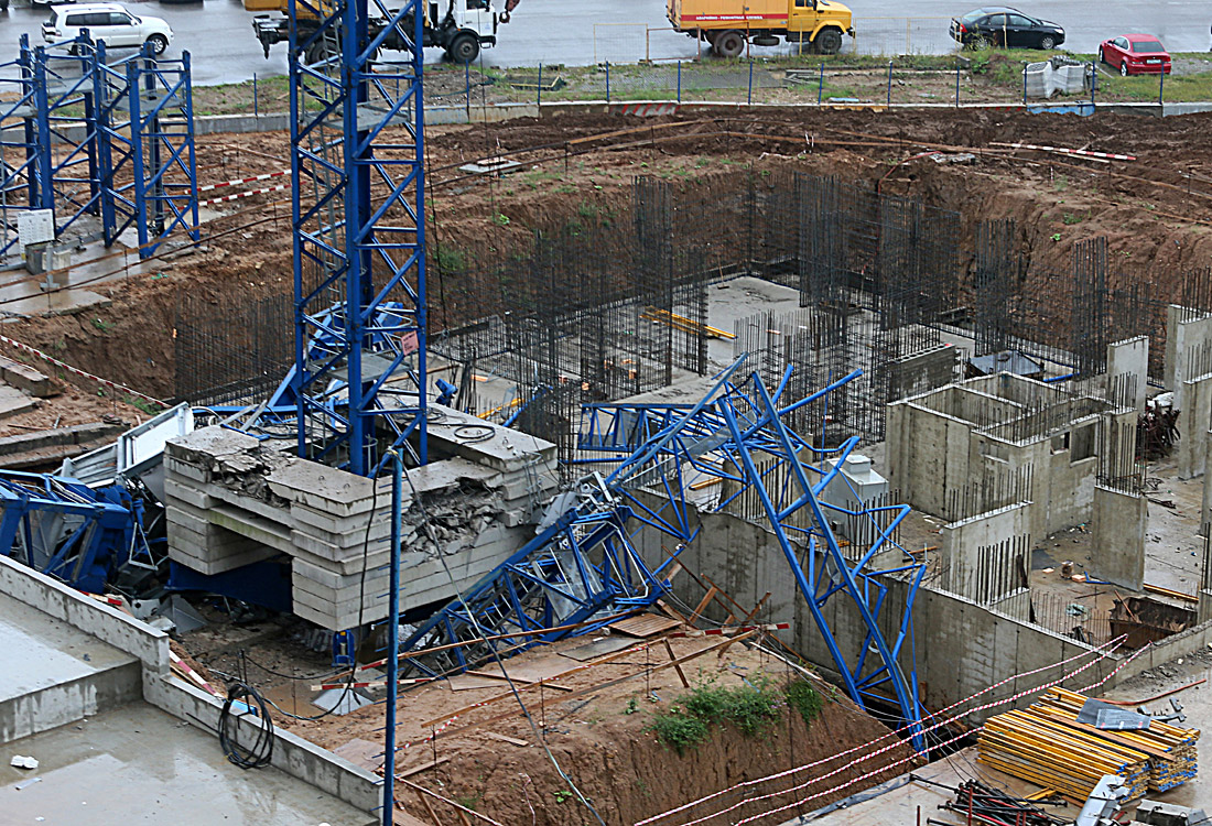 В подмосковных Химках на строительном объекте компании "ПИК-Регион" обрушился башенный кран, в результате чего погибли двое рабочих, еще трое получили травмы различной степени тяжести.