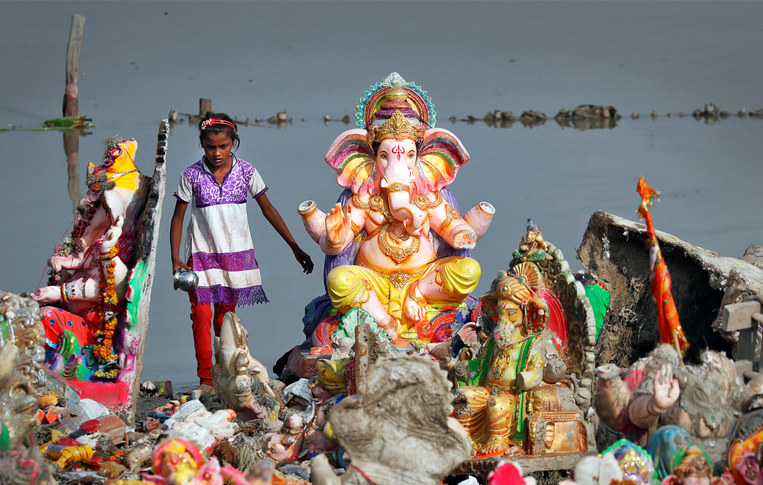 В Индии подошел к концу фестиваль Ганеша Чатуртхи, посвященный богу мудрости и благополучия с человеческим телом и головой слона. Специально к празднику в ремесленных мастерских изготавливают красочные статуи Ганеши разных размеров, чтобы в конце 10-дневного фестиваля погрузить их в воды океана или реки. Считается, что при этом Ганеша забирает с собой все несчастья и беды. После окончания церемонии рабочие вытаскивают идолы обратно на берег, чтобы они не загрязняли водоемы.