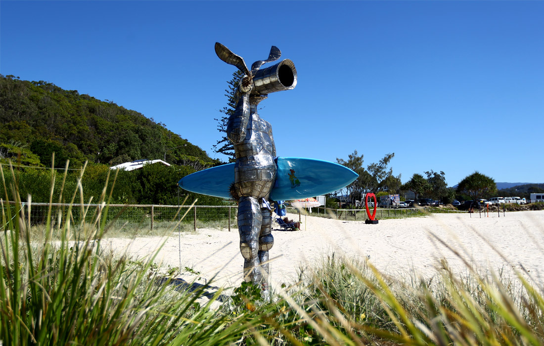 На пляже Каррамбин в Австралии готовятся к открытию ежегодного фестиваля скульптур Swell Sculpture