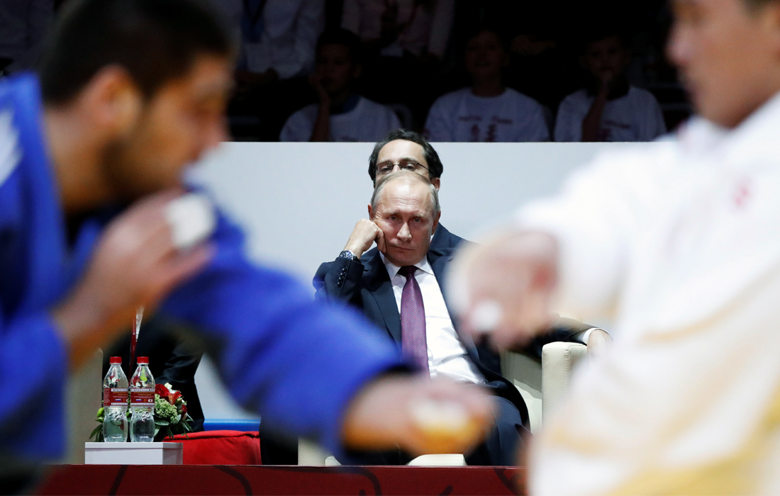 Президент России Владимир Путин и премьер-министр Японии Синдзо Абэ посетили финал международных соревнований по дзюдо во Владивостоке. Соревнования приурочены к столетнему юбилею первого международного поединка дзюдоистов России и Японии, который прошел во Владивостоке в 1917 году.