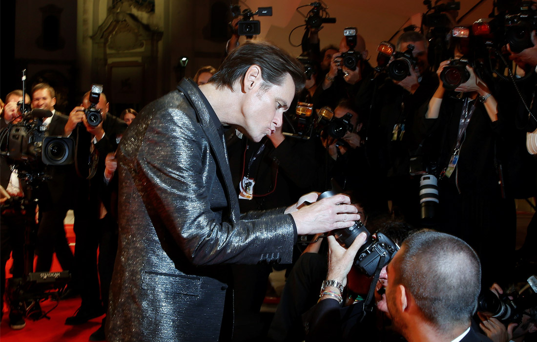 Актер Джим Керри общается с фотографами