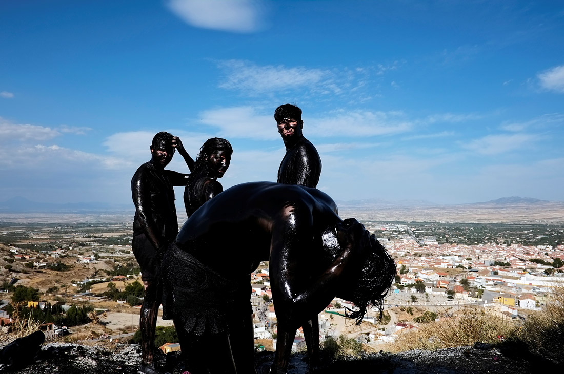 Участники ежегодного фестиваля Каскаморрас на юге Испании