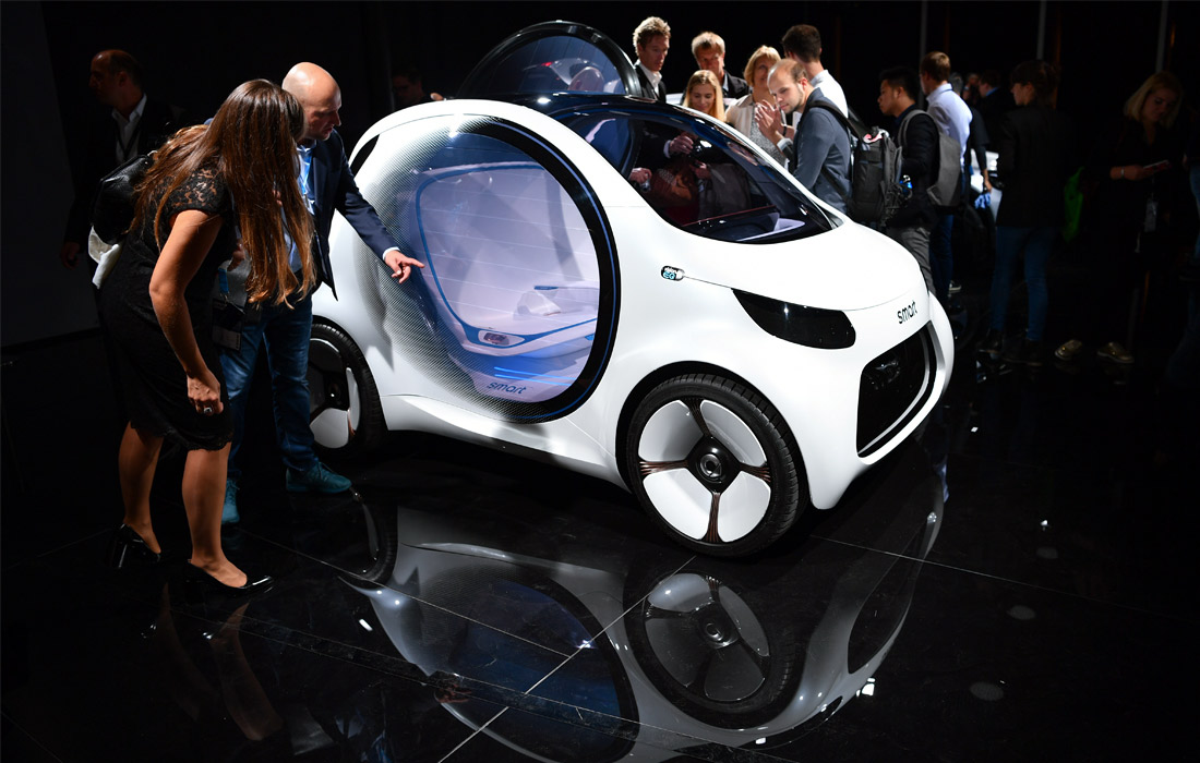 Во Франкфурте открылся международный автосалон, в рамках которого немецкая компания Smart представила беспилотный ситикар Vision EQ fortwo, лишенный руля и педалей