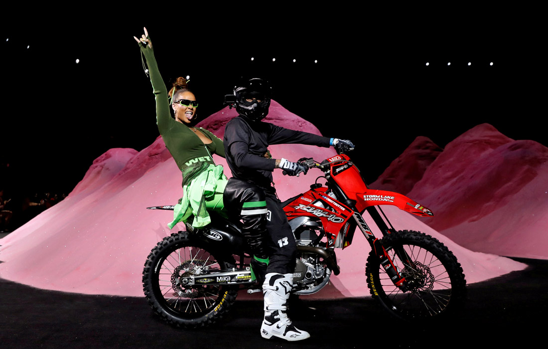 Певица Рианна приветствует гостей на презентации новой коллекции, созданной для бренда Fenty x Puma