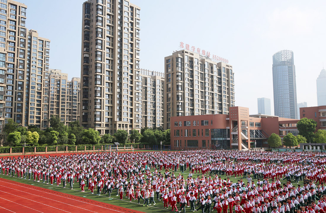 Более 4,8 тыс. учеников приняли участие в уроке физкультуры в китайском Наньтуне
