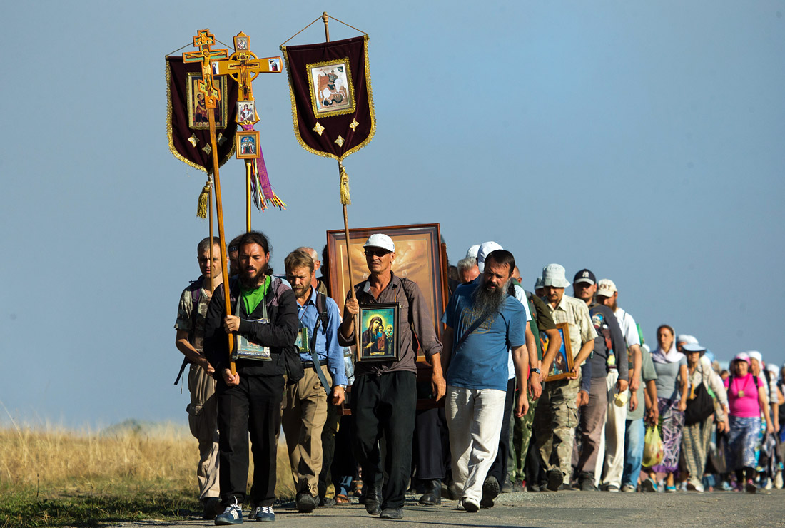 В Крыму проходит традиционный ежегодный крестный ход "Царский путь". Крестоходцы в молитвенном шествии совершают путь пешком от Севастополя до Ялты.