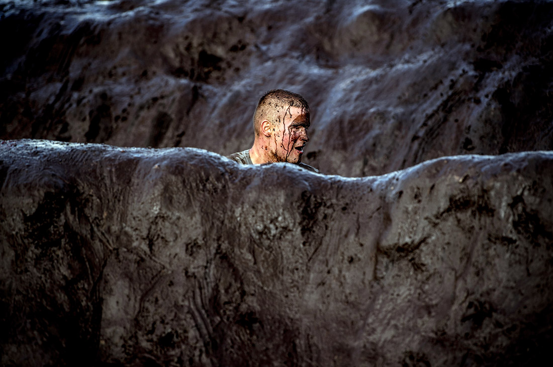 Участник гонки на выживание “Tough Mudder” в немецком Шипкау