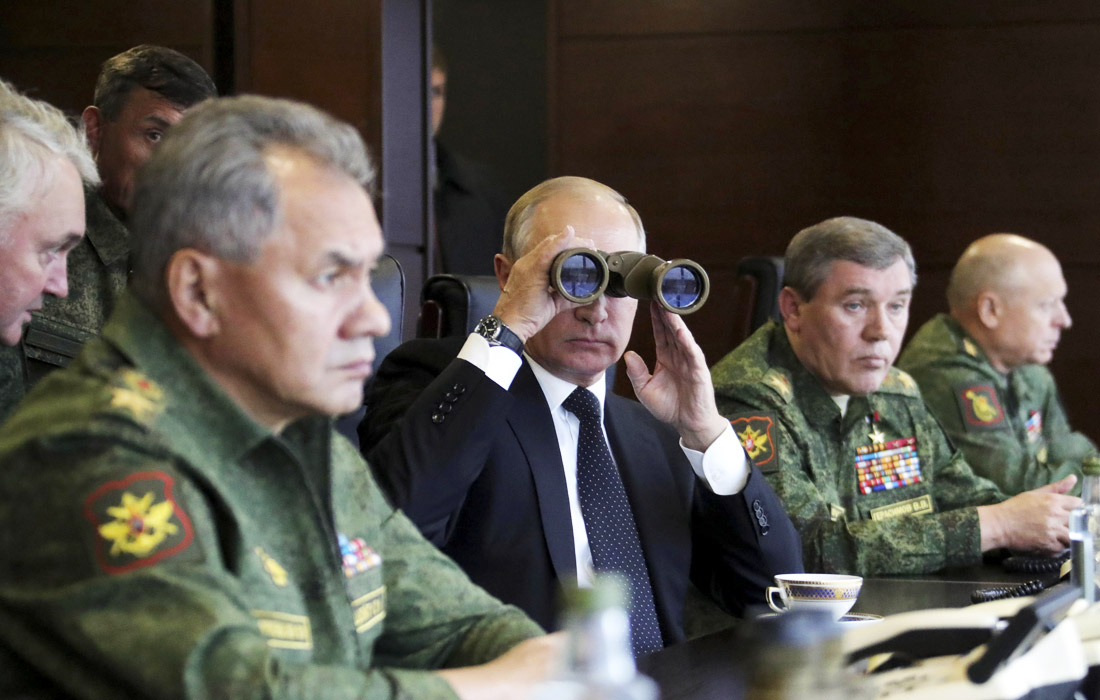 Президент РФ Владимир Путин посетил учения "Запад-2017" в Ленинградской области. По сценарию учений, боевики мелкими группами просочились через границу, а потом объединились в несколько крупных отрядов для проведения терактов и диверсий. Войскам была поставлена задача обезвредить противника. Вместе с президентом за учениями наблюдал министр обороны Сергей Шойгу. Учения "Запад-2017" являются завершающим этапом совместной подготовки вооружённых сил Союзного государства России и Белоруссии. В них задействовано до 12,7 тыс. военнослужащих, до 70 самолётов и вертолётов, до 680 единиц боевой техники, в том числе 250 танков, до 200 орудий, реактивных систем залпового огня и минометов, до 10 боевых кораблей.