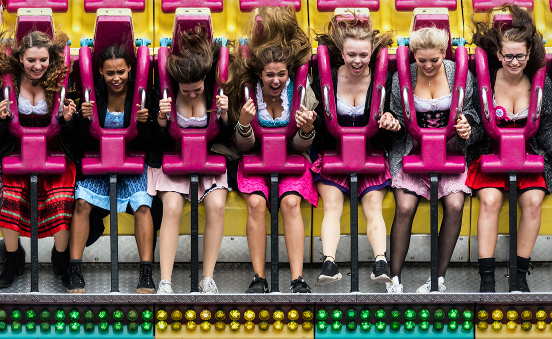 На празднике имеется множество аттракционов - от традиционных каруселей до современных конструкций вроде американских горок