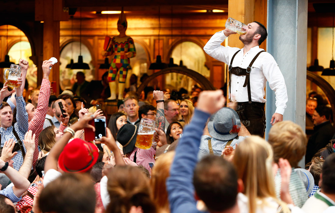 Ежегодно этот всемирно известный праздник посещают около 6 миллионов человек, приезжающих в Мюнхен со всех уголков Германии, а также из других стран.