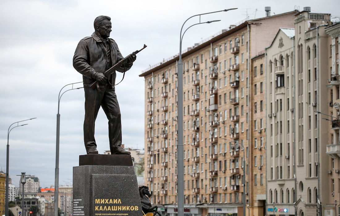 В Москве на пересечении улиц Садовая-Каретная и Долгоруковская состоялось торжественное открытие памятника конструктору стрелкового оружия Михаилу Калашникову. Автором монумента стал народный художник России Салават Щербаков. Скульптурная композиция представляет собой 5-метровую фигуру Калашникова, стоящего на 4-метровом постаменте. На заднем фоне монумента расположена скульптурная композиция с фигурой Михаила Архангела.