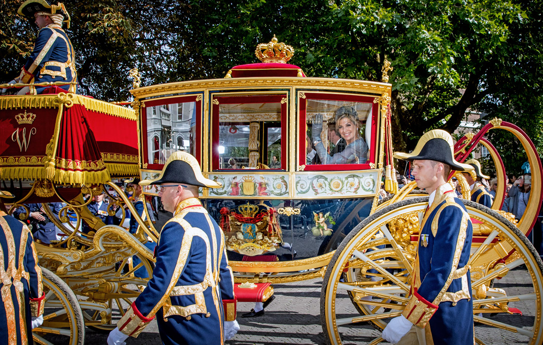 В Гааге прошло одно из важнейших событий в политической жизни Нидерландов - День Принца. В этот день король обращается к обеим палатам нидерландского парламента с речью, а правительство официально объявляет бюджет на предстоящий год. Перед произнесением тронной речи, король и члены королевской семьи совершают традиционную поездку в золотой карете из дворца Нордейнде в Рыцарский зал. Тысячи людей выстраиваются вдоль дороги, чтобы взглянуть на королевский экипаж и поприветствовать монарха.