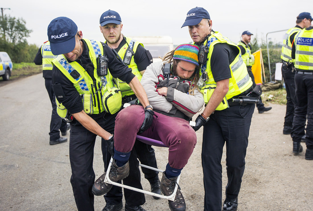 Жители городка Кирби Миспертон в английском графстве Северный Йоркшир протестуют против против добычи сланцевого газа методом гидроразрыва пластов породы. По мнению специалистов и протестующих, фрекинг нарушит уникальную экосистему местности, снизит качество питьевой воды, а так же может спровоцировать землетрясения.