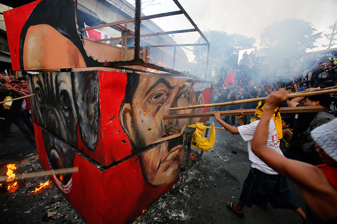 На Филиппинах протестуют против политики президента страны. Родриго Дутерте объявил 21 сентября национальным днем ​​протеста, чтобы позволить общественности реализовать свое право выражать гнев по поводу злоупотреблений со стороны правительства. Демонстранты сжигали на улицах портреты нынешнего и бывшего президента Фердинанда Маркоса, который 45 лет назад объявил военное положение, действовавшее в стране 9 лет.