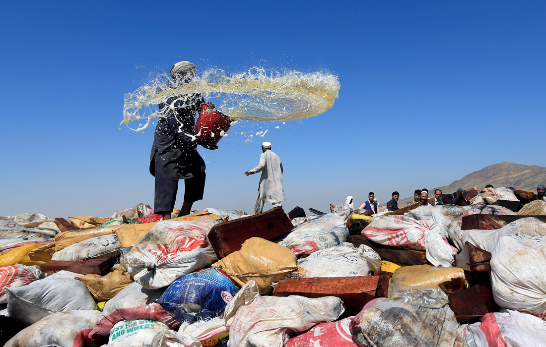 Сотрудники служб по борьбе с наркотиками Афганистана сожгли тонны конфискованных наркотических средств на окраине Джалалабада