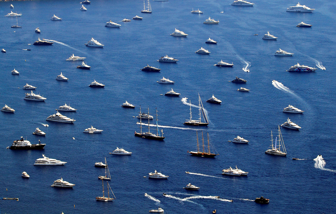 Международная выставка яхт проходит в Монако. Ежегодно владельцы лучших яхт, судостроители, дизайнеры и потенциальные покупатели собираются в порту "Геркулес", чтобы оценить последние новинки яхт-индустрии. В течение четырех дней зрителям представят свыше сотни премьерных моделей роскошных яхт ведущих компаний со всего мира.