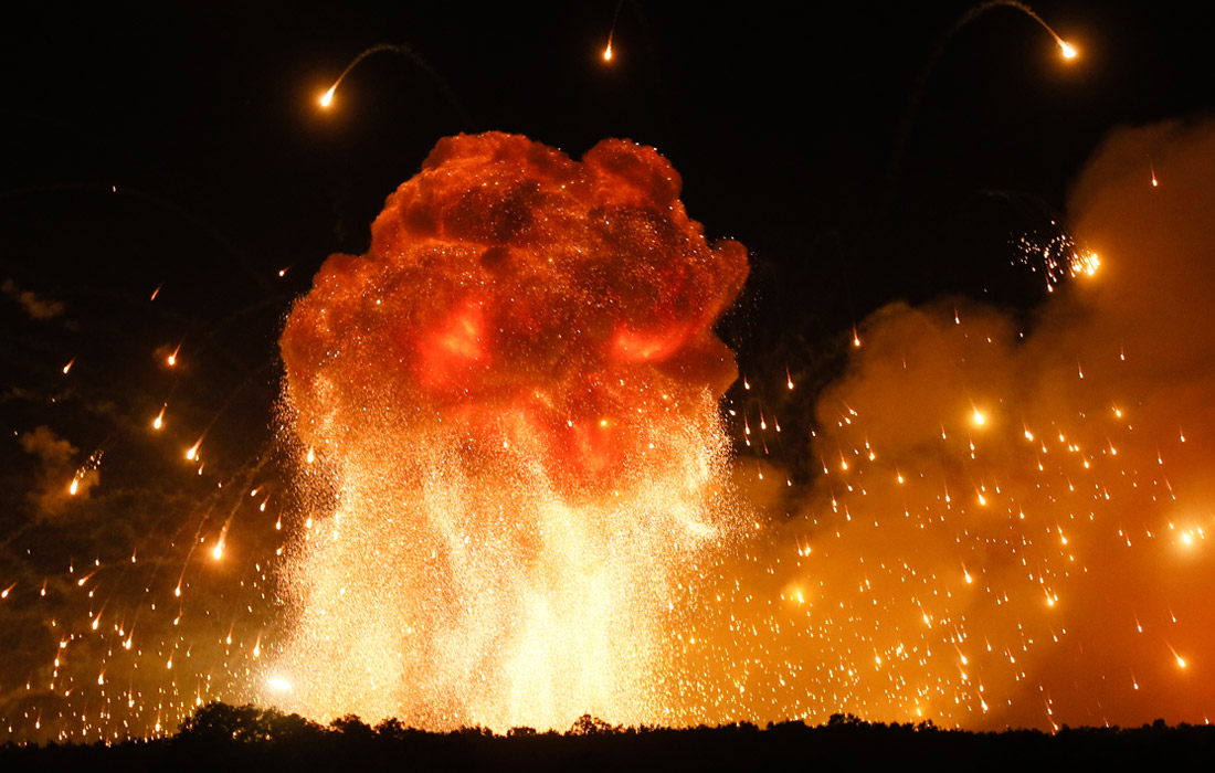 В тушении пожара были задействованы 150 человек и 40 единиц спецтехники, включая 2 пожарных танка и 3 пожарных поезда