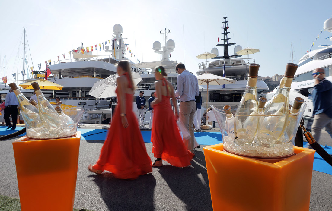 Посетители яхт-шоу в Монако