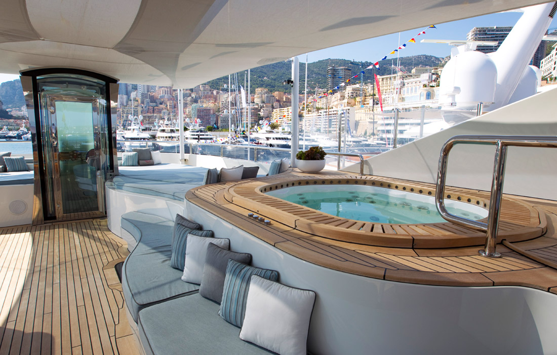 Интерьер яхты класса люкс Latitude от компании Fraser Yachts