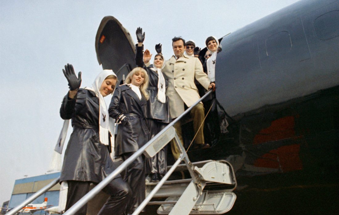 Хью Хефнер и "Bunny Girls" поднимаются на борт частного реактивного самолета DC 9. Февраль 1970 года.