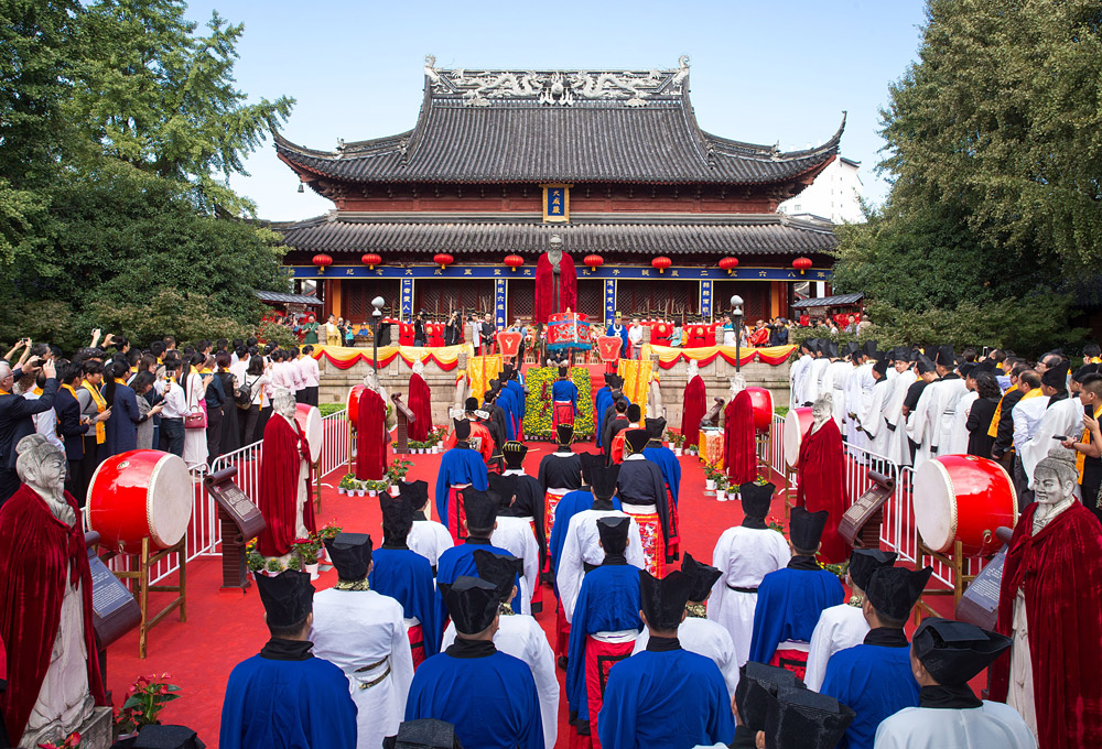 В Китае отметили 2568-ю годовщину со дня рождения Конфуция - древнего философа, оказавшего огромное влияние на мировоззрение китайской цивилизации. Праздник так же называют Днем национального учителя.