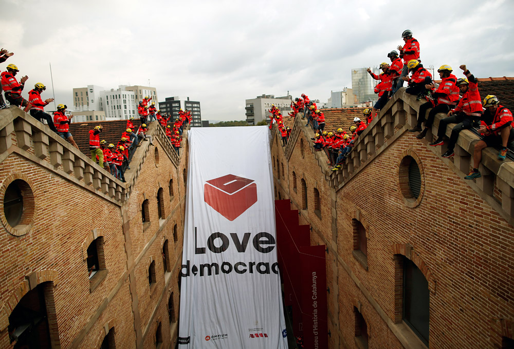 Пожарные в Барселоне растянули огромный баннер на территории музея истории Каталонии в поддержку предстоящего  референдума о независимости 1 октября