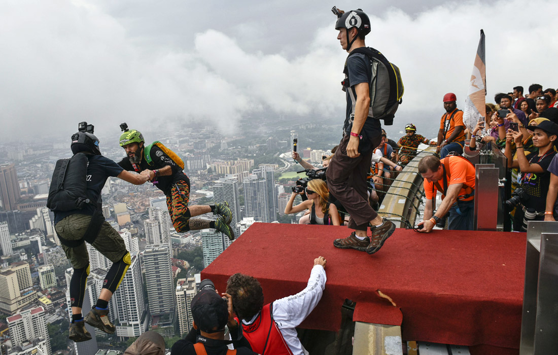 В малайзийском городе Куала-Лумпур стартовали международные соревнования по экстремальному виду спорта бэйсджампингу. 120 профессионалов из 24 стран мира совершат прыжки с башни Kuala Lumpur Tower высотой в 421 метр. Чемпионат продлится 4 дня.