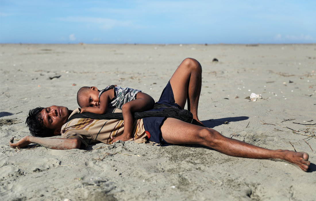 Тысячи беженцев-рохинджа продолжают прибывать из Мьянмы на территорию Бангладеш. Согласно данным ООН, общее число представителей мусульманской народности рохинджа, бежавших из Мьянмы с момента обострения конфликта в регионе, составляет от 700 тыс. до 800 тыс. человек.