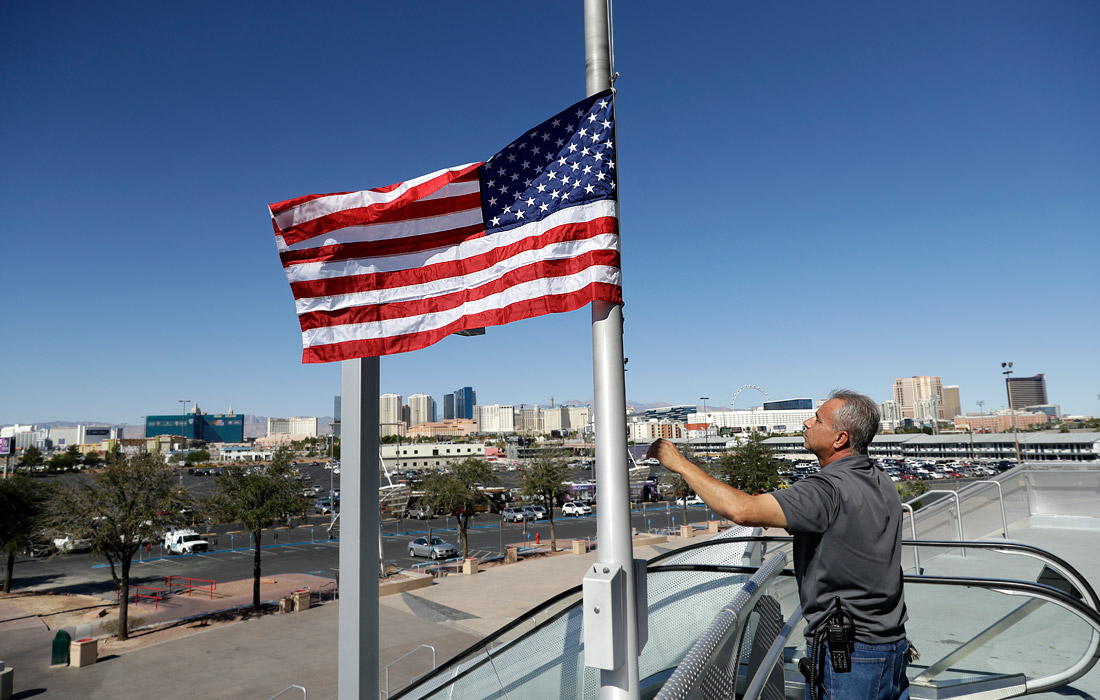 Приспущенный государственный флаг в память о жертвах стрельбы в Лас-Вегасе