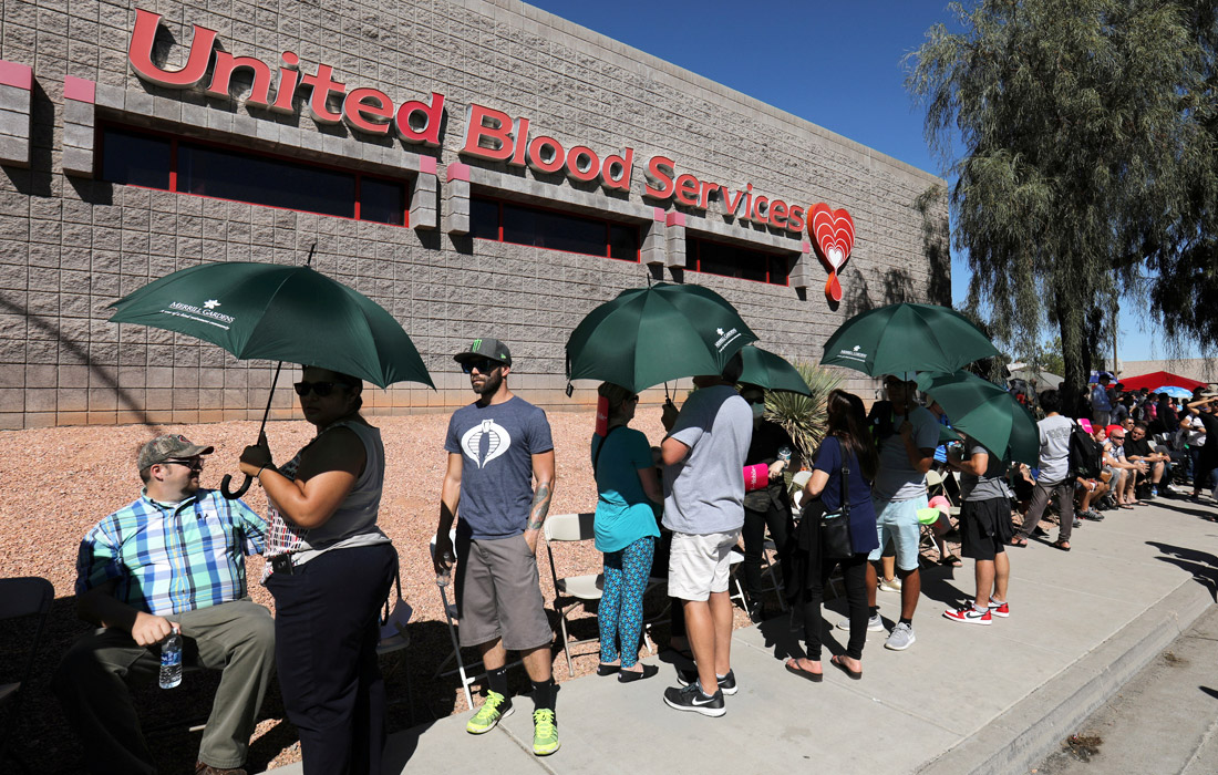 Очереди у пунктов приема крови для пострадавших при стрельбе