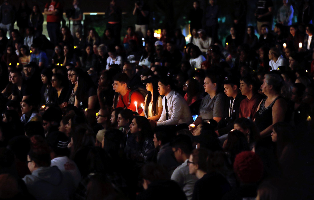 Студенты университета Невады во время акции памяти