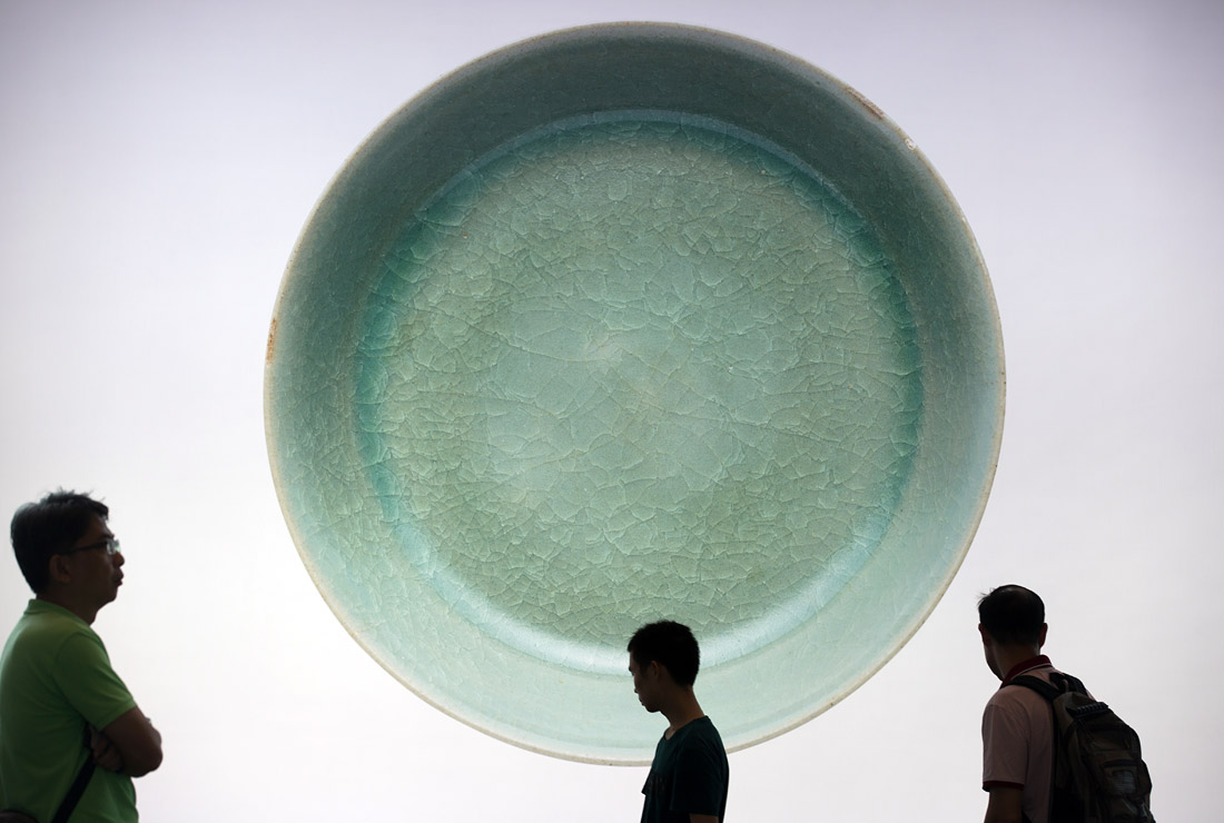 На аукционе Sotheby's в Гонконге продали китайскую чашу для мытья кистей, изготовленную мастерами императорского двора во времена Северной династии Сун за рекордные $37,7 млн.
Первоначальную стоимость чаши, выставленной на торги во вторник, эксперты оценили примерно в $10,2 млн, аукцион продолжался 20 минут. Приобрел чашу анонимный покупатель по телефону.