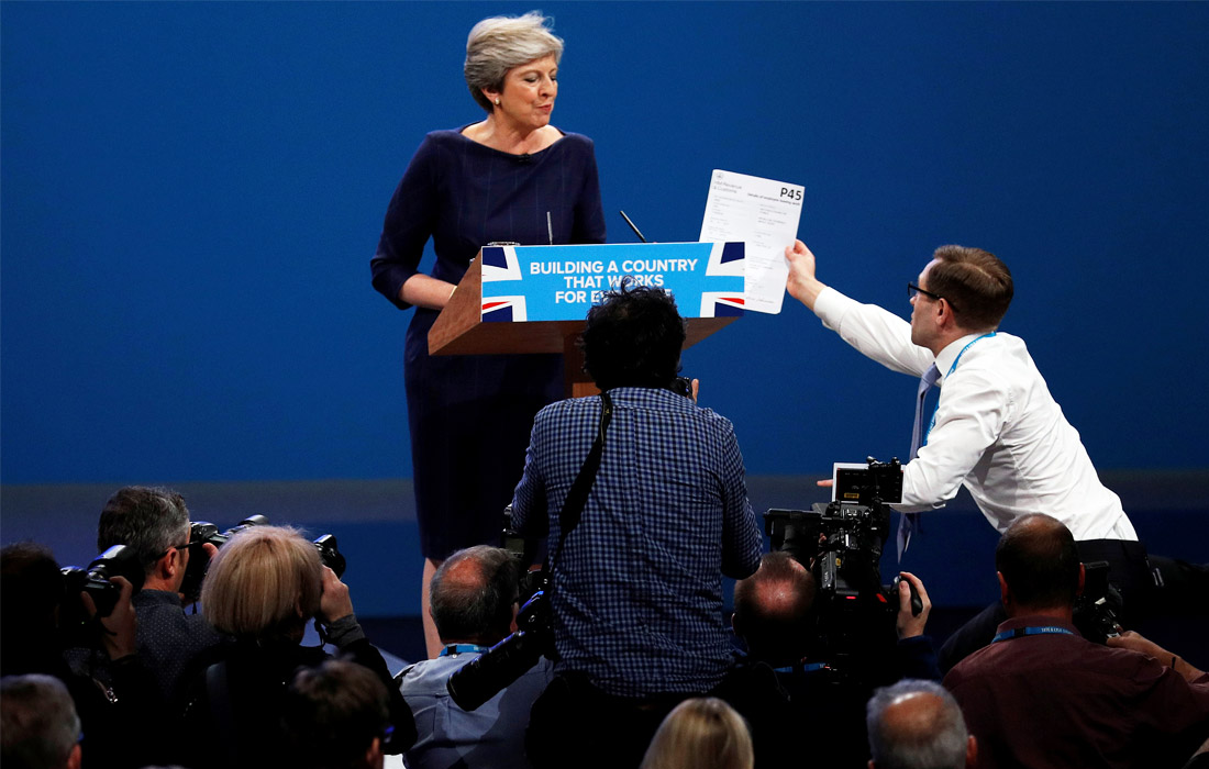 Британский комик Ли Нельсон прервал выступление премьер-министра Великобритании Терезы Мэй в Манчестере, вручив ей лист налоговой формы, которую в Британии заполняют при увольнении. Ли Нельсон уже был известен подобными акциями. В 2015 году он сорвал пресс-конференцию президента ФИФА Йозефа Блаттера в Цюрихе, бросив в него пачкой долларов.