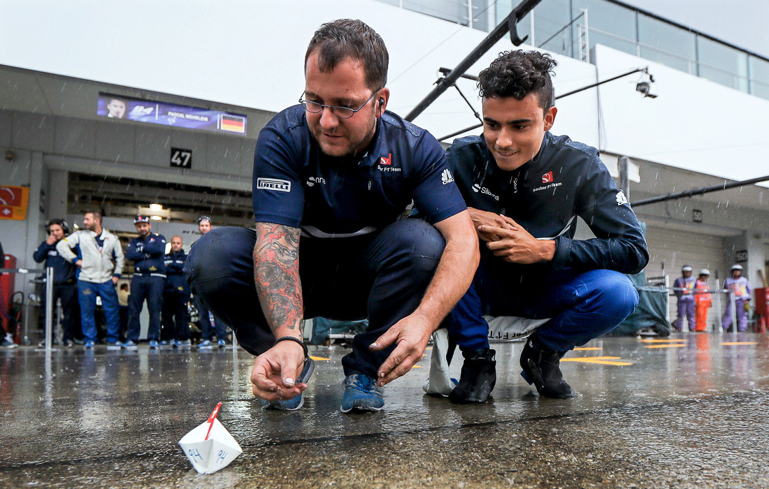 Сильный дождь сорвал вторую тренировку Гран-При Японии на автодроме "Сузука". В ожидании возможности начать работу гонщики "Формулы-1" пускали бумажные кораблики по пит-лейну.