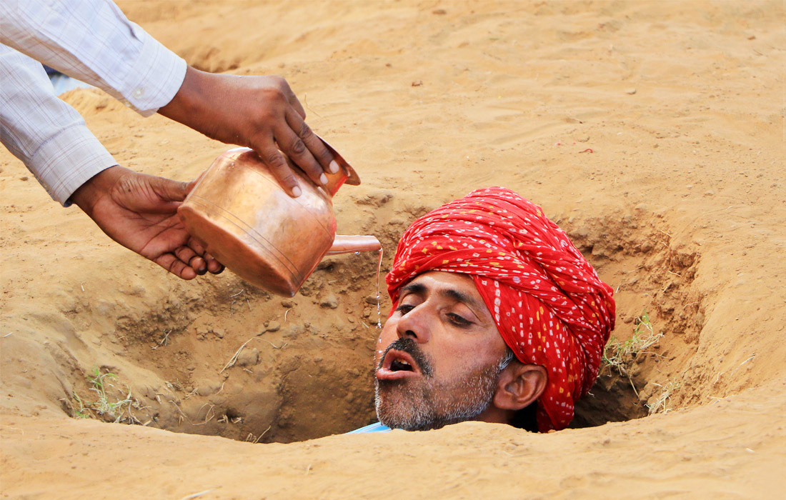 Индийские фермеры из деревни Ниндар закопали себя в землю в знак протеста против действий властей, которые намерены забрать их участки под жилую застройку