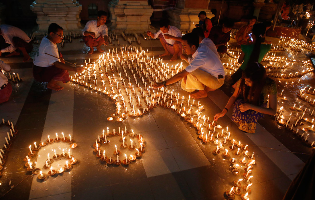 В Мьянме отмечают фестиваль Тазаундаин, также известный как фестиваль огней, посвященный нисхождению Будды с небес в его земную обитель. По случаю праздника принято зажигать свечи и запускать в небо бумажные фонарики.