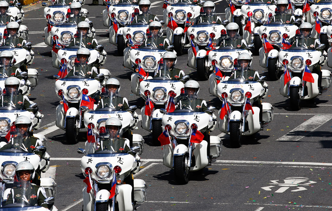 На Тайване отметили День независимости торжественным военным парадом. Тайвань провозгласил независимость в 1949 году и имеет статус частично признанного государства.