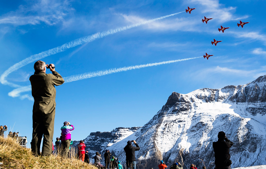 Летчики пилотажной группы швейцарских ВВС "Patrouille Suisse" продемонстрировали свое мастерство во время ежегодного авиашоу Axalp/Ebenfluh в швейцарских Альпах на высоте 2200 метров над уровнем моря
