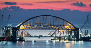 Установка автодорожной арки Крымского моста