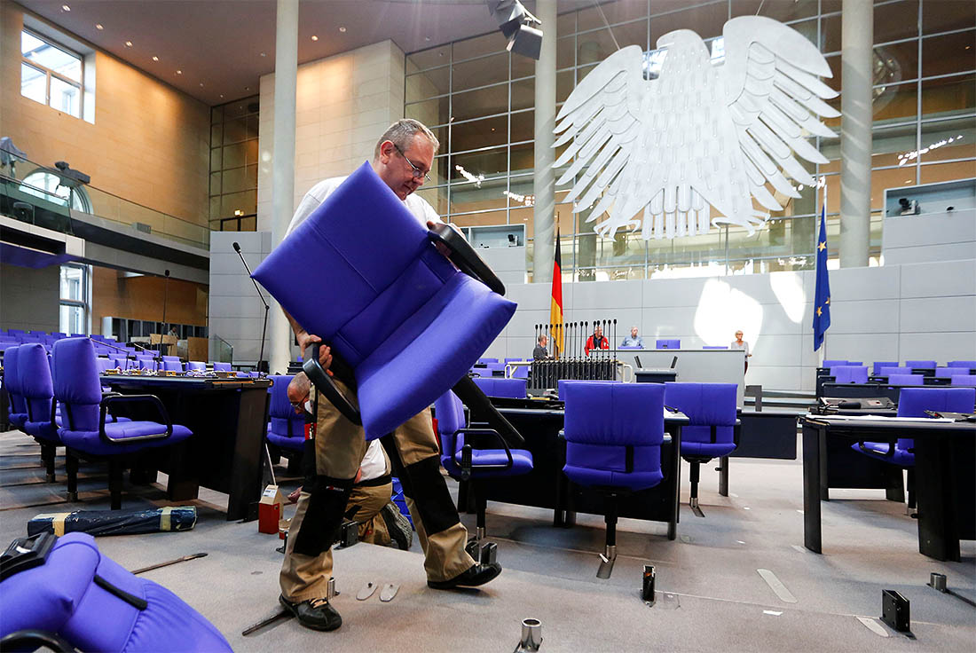 Немецкий парламент готовится провести первую после выборов сессию, а перед ее началом рабочим предстоит организовать кресла в соответствии с количеством мест от каждой партии
