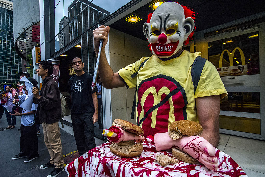 Акция в защиту животных прошла у ресторана McDonald's в Сан-Паулу