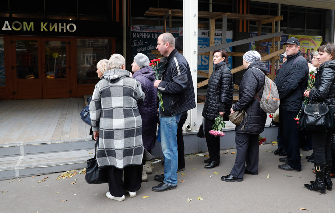 Очередь из желающих проститься с артистом у Дома Кино