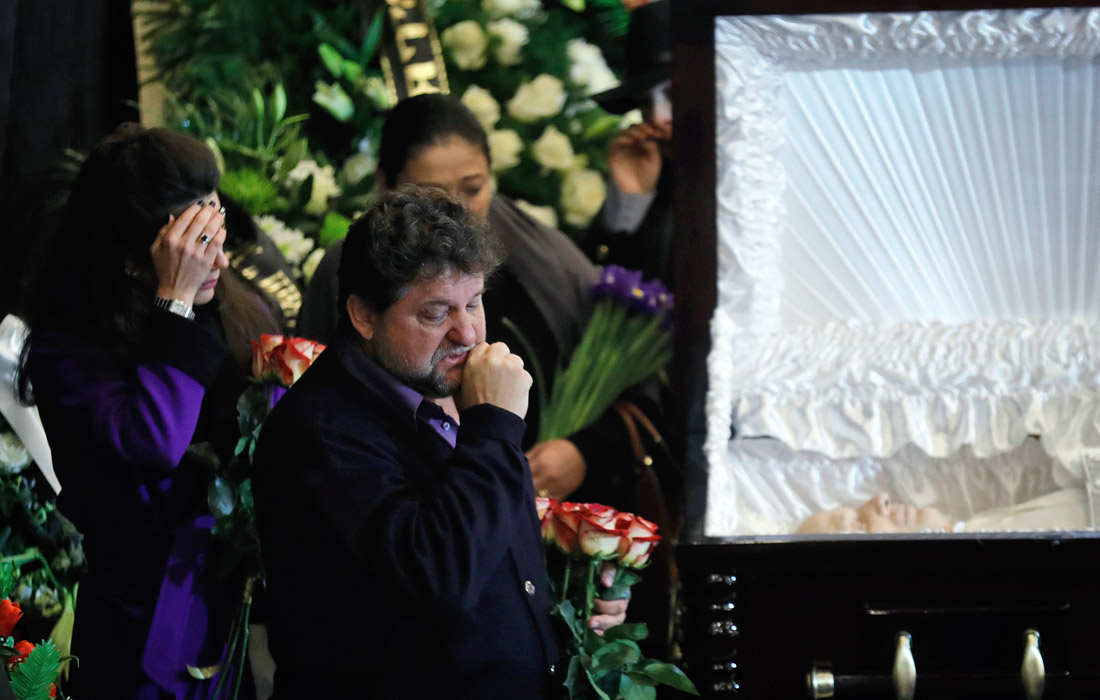 Актер Александр Самойленко во время прощания с Дмитрием Марьяновым