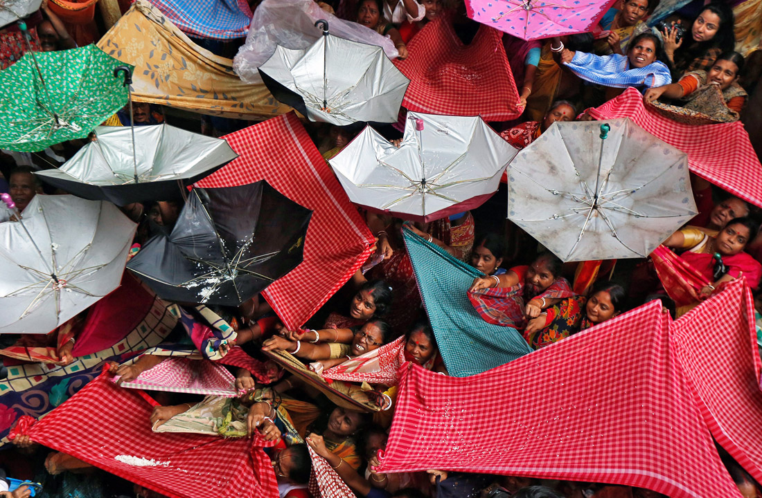 В Калькутте проходит праздник Аннакут. После молитв и поклонений божествам, верующие стремятся получить немного риса, освященного на вершине храма.