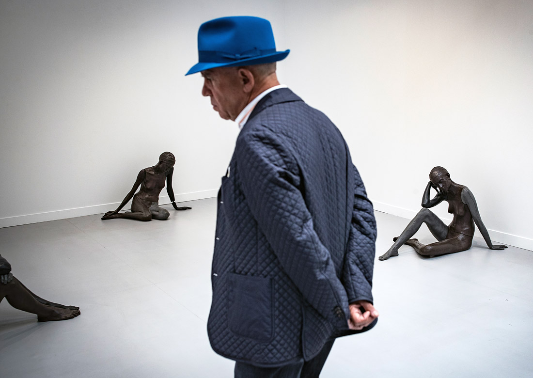 Посетитель на международной выставке современного искусства в Гран-Пале в Париже. Франция.