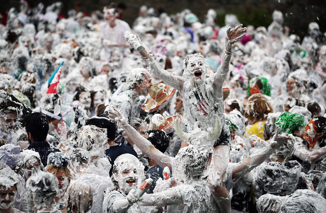 Пенный понедельник в университете Сент-Эндрюс в Шотландии. Ежегодно первокурсники учебного заведения участвуют в обряде посвящения в студенты, обливая друг друга  с головы до ног пеной для бритья.